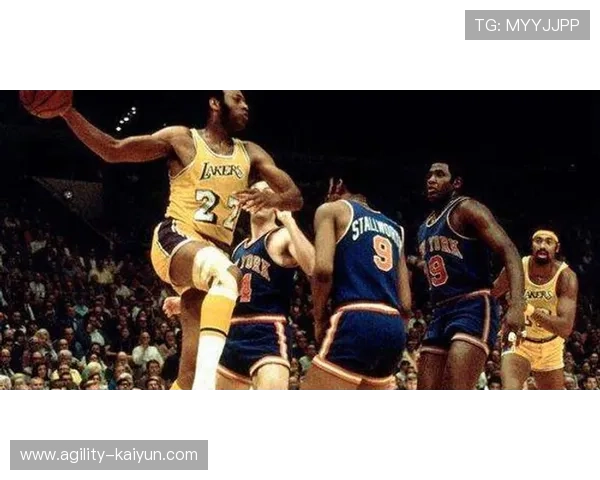 足球巨星与篮球传奇乔丹首次相遇的精彩时刻