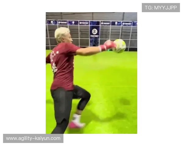 足球球星穿紧身衣展现运动魅力与职业态度的精彩瞬间 足球球星穿紧身衣展现运动魅力与职业态度的精彩瞬间